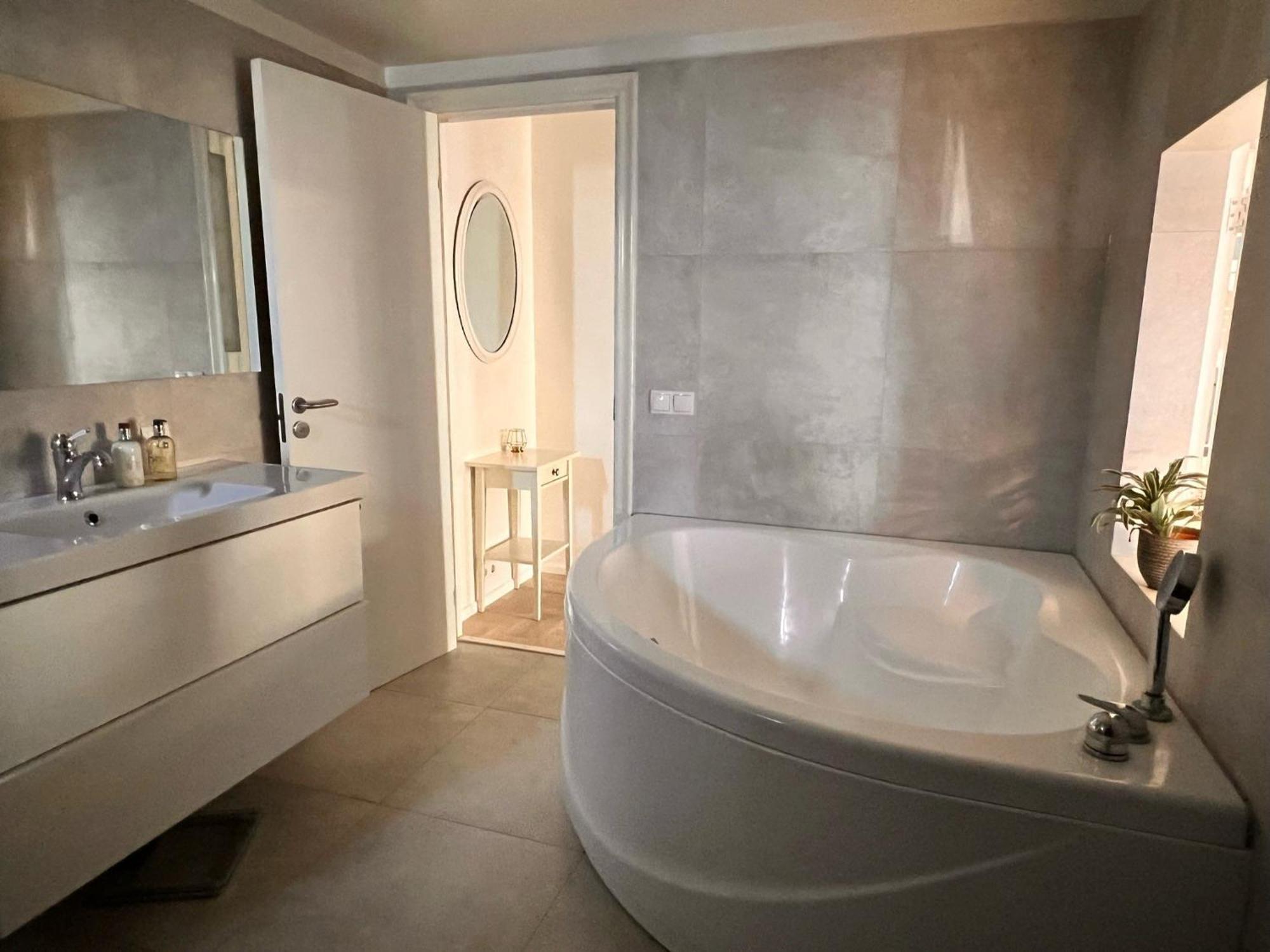 Casa Disa - Apartments A Boutique Guesthouse In Reykjavik City'S Central Park And Botanical Garden In Laugardalur, Hot-Spring-Valley ภายนอก รูปภาพ